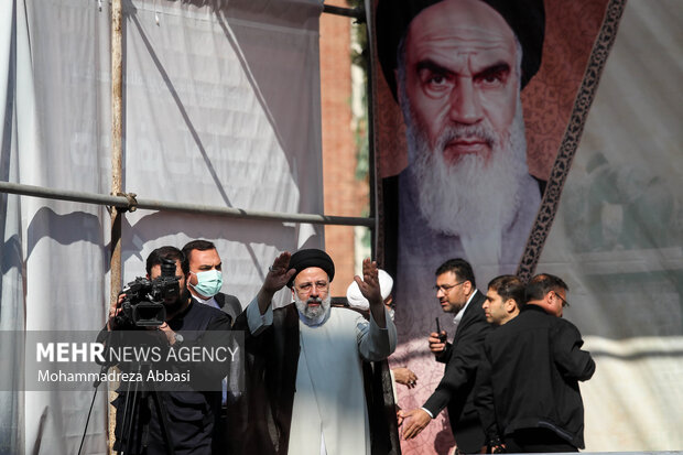 حجت الاسلام سید ابراهیم رئیسی رئیس جمهور در حال ورود به محل برگزاری مراسم مراسم یوم الله ۱۳ آبان در تهران است