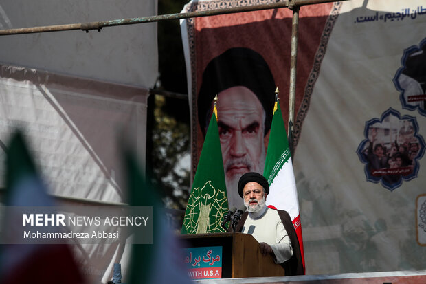 حجت الاسلام سید ابراهیم رئیسی رئیس جمهور در حال سخنرانی در مراسم یوم الله ۱۳ آبان در تهران است