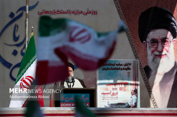 حجت الاسلام سید ابراهیم رئیسی رئیس جمهور در حال سخنرانی در مراسم یوم الله ۱۳ آبان در تهران است