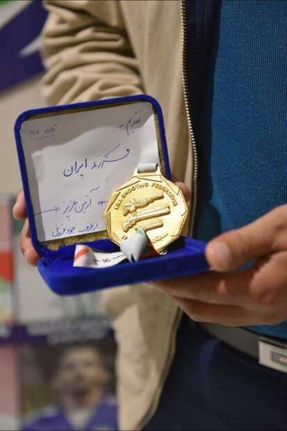 قهرمان المپیک مدال طلایش را به آرتین هدیه کرد 