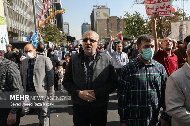 جواد اوجی وزیر نفت در مراسم یوم الله ۱۳ آبان در تهران حضور دارد