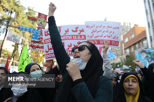  اهالي طهران یشارکون فی مسیرات حاشدة تنديداً بالاستكبار العالمي