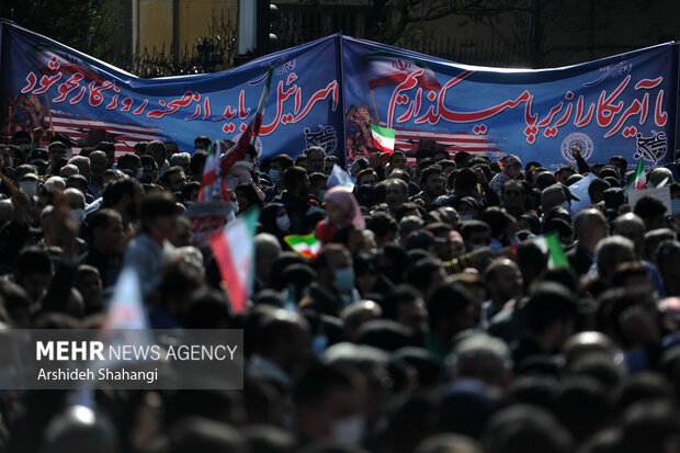 مراسم یوم الله ۱۳ آبان «روز ملی مبارزه با استکبار جهانی» صبح امروزجمعه ۱۳ آبان ماه ۱۴۰۱ مصادف با هفتمین روز شهادت جانسوز شهدای مظلوم شاهچراغ با حضور و سخنرانی حجت الاسلام سید ابراهیم رئیسی رئیس جمهور و اقشار مختلف مردم در مقابل محل سابق لانه جاسوسی آمریکا برگزار شد