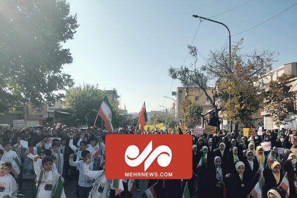 فیلم راهپیمایی مردم سنندج در یوم الله ۱۳ آبان