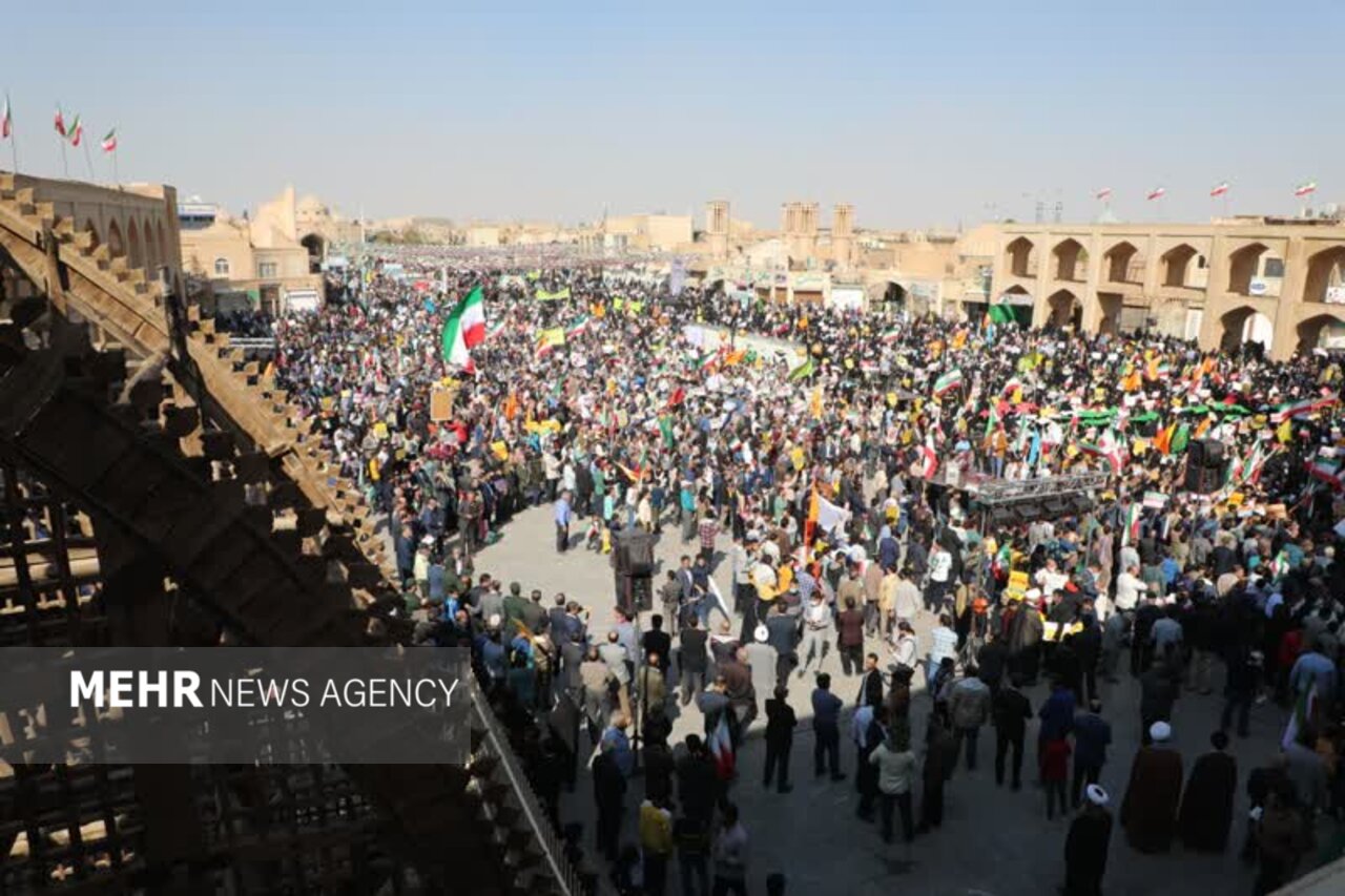 شور استکبارستیزی در میدان حماسههای یزد