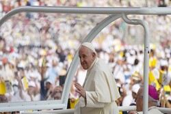 البحرين.. عشرات الآلاف يشاركون في قداس يترأسه البابا فرنسيس