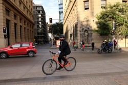 VIDEO: Chilean Pres. arrives at presidential palce on bicyle