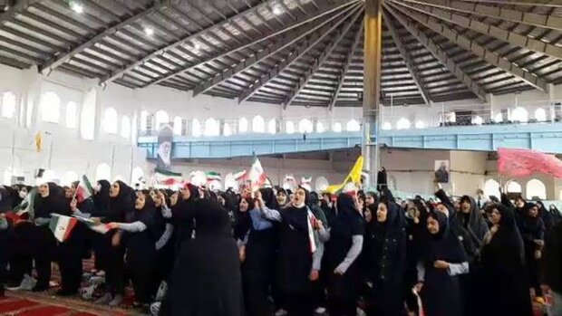اجرای سرود «سلام فرمانده» با شرکت دانش آموزان مازندران