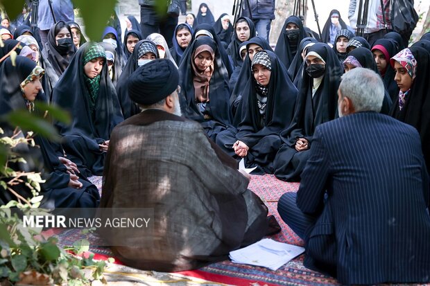 ایرانی صدر آیت اللہ رئیسی  کی "ترقی کے راستے کے راہرو" کیمپ میں شریک طالب علموں سے ملاقات