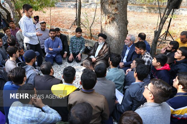 ایرانی صدر آیت اللہ رئیسی  کی "ترقی کے راستے کے راہرو" کیمپ میں شریک طالب علموں سے ملاقات