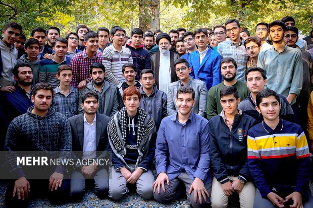 ایرانی صدر آیت اللہ رئیسی  کی "ترقی کے راستے کے راہرو" کیمپ میں شریک طالب علموں سے ملاقات