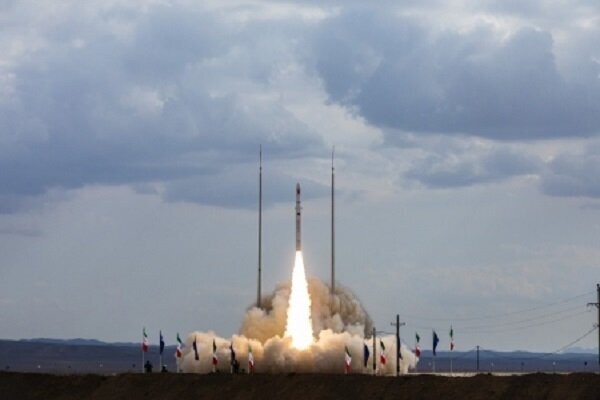 İran, "Kaim-100" isimli uydu taşıyıcısını fırlattı İran, "Kaim-100" isimli uydu taşıyıcısını fırlattı
