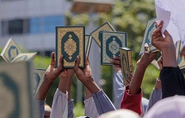 Mali'de İslam'a ve Hazreti Muhammed'e (s.a.v) hakaret protesto edildi Mali'de İslam'a ve Hazreti Muhammed'e (s.a.v) hakaret protesto edildi