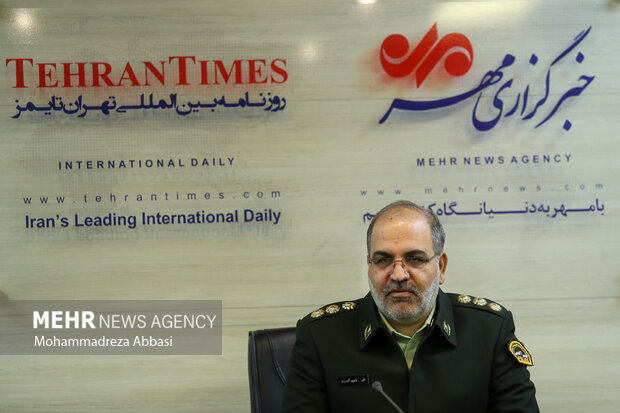 سرهنگ علی ولیپور گودرزی رئیس پلیس آگاهی تهران بزرگ در حال پاسخ به سوالات خبرنگار مهر است 