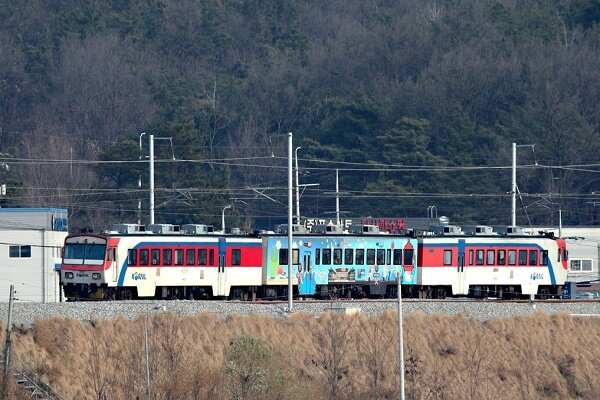 Train derails in central Seoul, injuring dozens of passengers