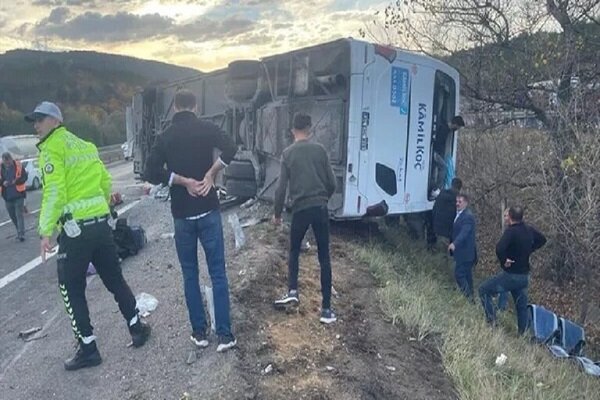 ۳ کشته و ۳۲ زخمی درپی واژگونی اتوبوس در ترکیه