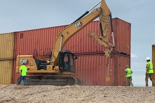 ABD-Meksika sınırına konteynerden duvar örüldü ABD-Meksika sınırına konteynerden duvar örüldü