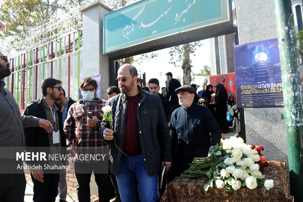 در پایان این نشست حاضرین محل شهادت آرمان علی‌وردی را گلباران کردند