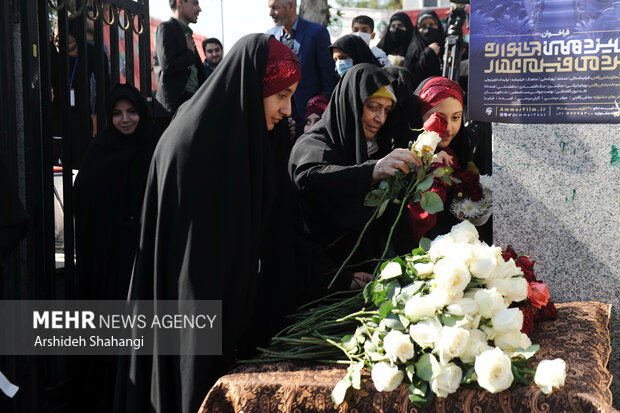 در پایان این نشست حاضرین محل شهادت آرمان علی‌وردی را گلباران کردند