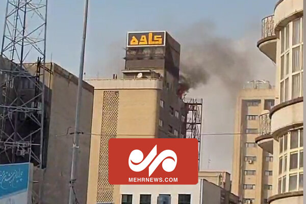 فیلم آتش سوزی یک ساختمان در نزدیکی میدان فردوسی تهران