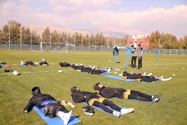 سفره ناهار تیم ملی ایران روی زمین چمن پهن شد!