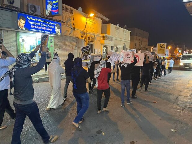 بحرینی‎ها در اعتراض به انتخابات فرمایشی به خیابان‌ها آمدند+ فیلم