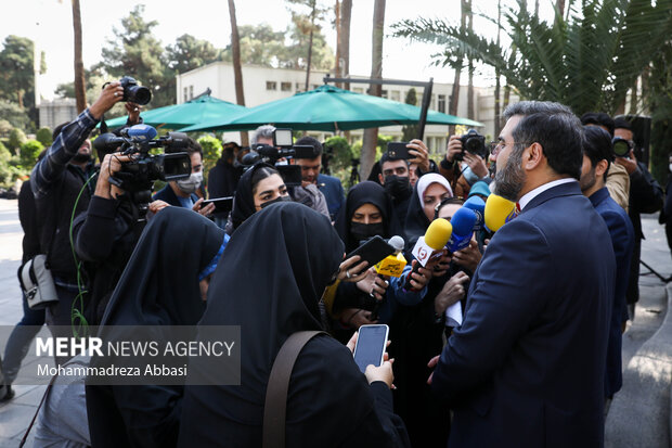 محمد مهدی اسماعیلی وزیر فرهنگ و ارشاد اسلامی  در حاشیه جلسه هیئت دولت در حال پاسخ به سوالات خبرنگاران رسانه ها است