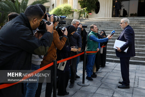 جواد اوجی وزیر نفت در حاشیه جلسه هیئت دولت در حال پاسخ به سوالات خبرنگاران رسانه ها است