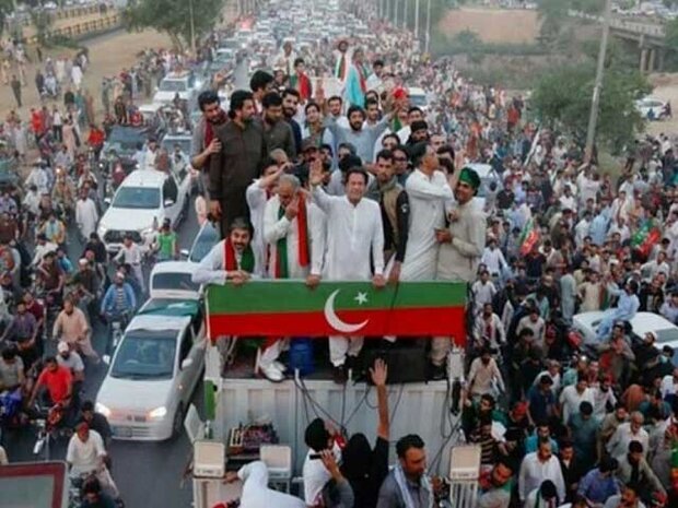  اسٹوڈنٹس اور  والدین پریشان ہیں، عمران خان سے لانگ مارچ مؤخر کرنے کی اپیل