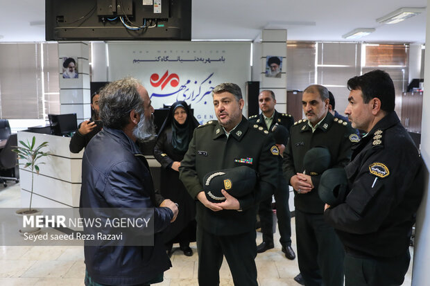 سرهنگ جلیل موقوفه‌ای رئیس پلیس پیشگیری تهران بزرگ در حال بازدید از تحریریه خبرگزاری مهر است