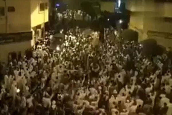 مردم قطیف در مراسم تشییع شهدا، فریاد مرگ بر آل سعود سر دادند