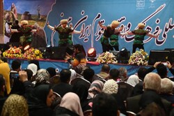 İran Türkmenlerinden hançer dansı