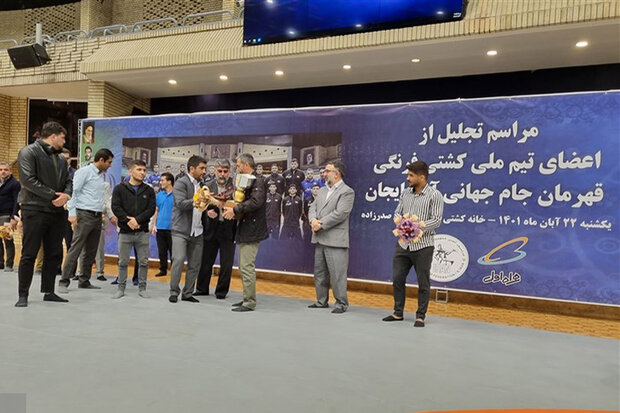 اهدا جام قهرمانی کشتی فرنگی به پدر شهید آرمان علی وردی
