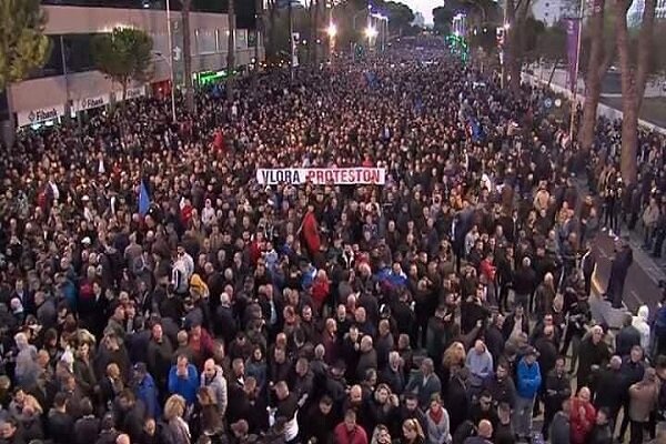 تظاهرات ده‌ها هزار نفری در اعتراض به گسترش فقر و فساد در آلبانی