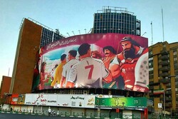 Tahran'daki Valiasr Meydanı'nda Dünya Kupası için yeni bir resim asıldı