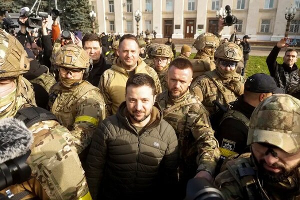 رئیس جمهور اوکراین به خرسون سفر کرد/زلنسکی: آماده صلح هستیم