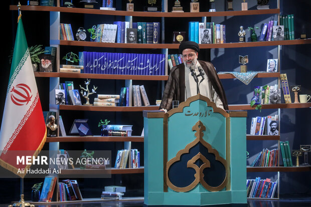 حجت الاسلام سید ابراهیم رئیسی، رئیس جمهور در حال سخنرانی در مراسم آئین ملی بزرگداشت روز کتاب، کتاب خوانی و کتاب داری است