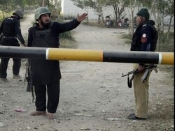 Pakistan'da polis aracına silahlı saldırı: 6 ölü