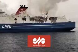 تصاویری از آتش‌سوزی یک کشتی توریستی در سواحل بالی اندونزی