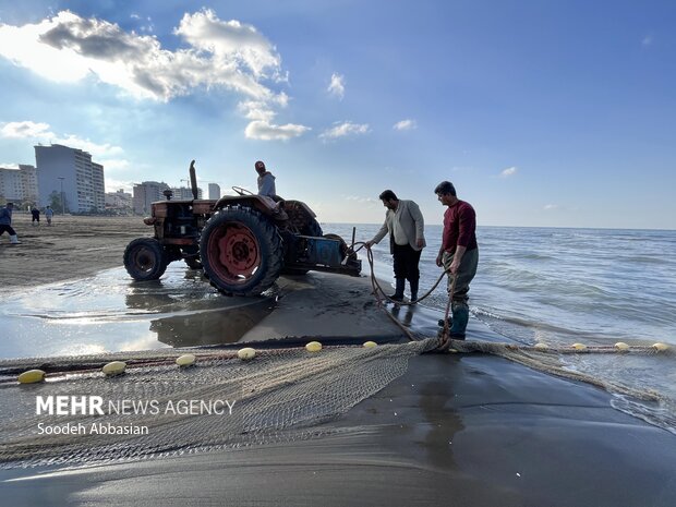 لبخند دریا به صیادان/ ماهیگیران روزشماری می کنند