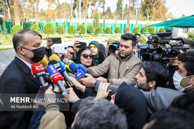حسین امیر عبدالهیان وزیر امور خارجه در حاشیه جلسه هیئت دولت حضور دارد