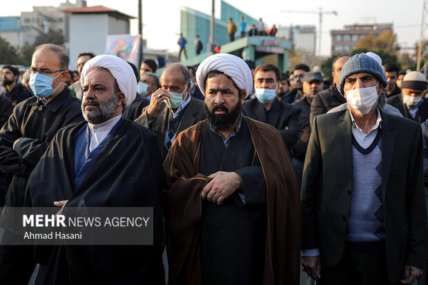 حضور جانباز حمله تروریستی در حرم مطهر رضوی در مراسم تشییع شهید براتی در مشهد 