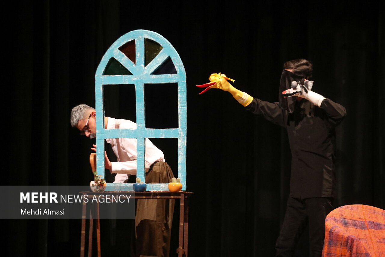 جشنواره تئاتر با «پرواز پرندگان مهاجر» در مازندران آغاز شد