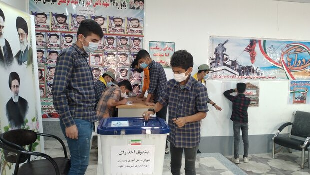 انتخابات شوراهای دانش‌آموزی در مدارس <a href='https://sayeb.ir/tag/%da%af%d9%86%d8%a7%d9%88%d9%87'>گناوه</a> برگزار شد