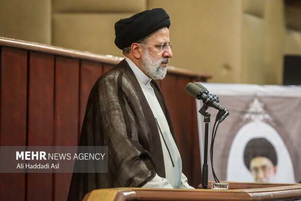 حجت الاسلام سید ابراهیم رئیسی، رئیس جمهور در حال سخنرانی در مراسم یازدهمین اجلاس عمومی شورای عالی استان ها است