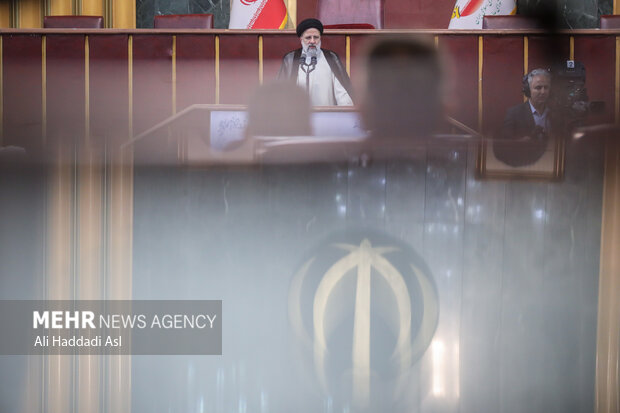حجت الاسلام سید ابراهیم رئیسی، رئیس جمهور در حال سخنرانی در مراسم یازدهمین اجلاس عمومی شورای عالی استان ها است