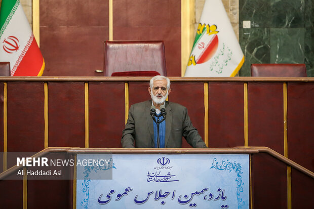 پرویز سروری رئیس شورای عالی استان ها در حال سخنرانی در یازدهمین اجلاس عمومی شورای عالی استان ها است