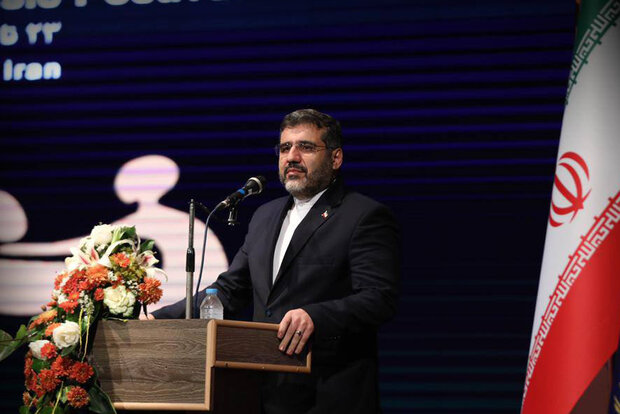 رئیس جمهور در کنار مردم به تماشای فیلمهای «فجر» نشست