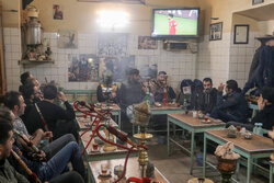 تماشای بازی ایران در بازار قدیمی تبریز