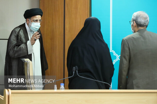 حجت الاسلام سید ابراهیم رئیسی ، رئیس جمهور در حال ورود به محل برگزاری جلسه نظارت ستادی وزارت بهداشت،درمان و آموزش پزشکی است